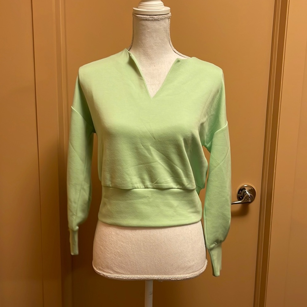 Scoop women’s scuba v neck cropped sweater. size small 4-6BNWT